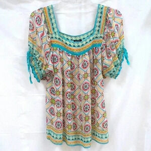 Nicole Miller Cold Shoulder Top Great for
Spring/Summer size 8